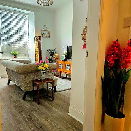The Ferns - Shared Garden Apartment With Parking Darvel Eksteriør bilde