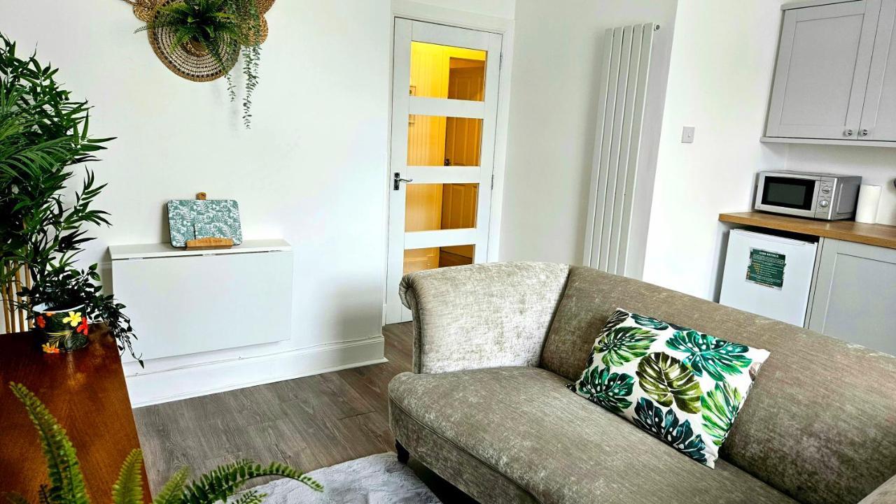 The Ferns - Shared Garden Apartment With Parking Darvel Eksteriør bilde