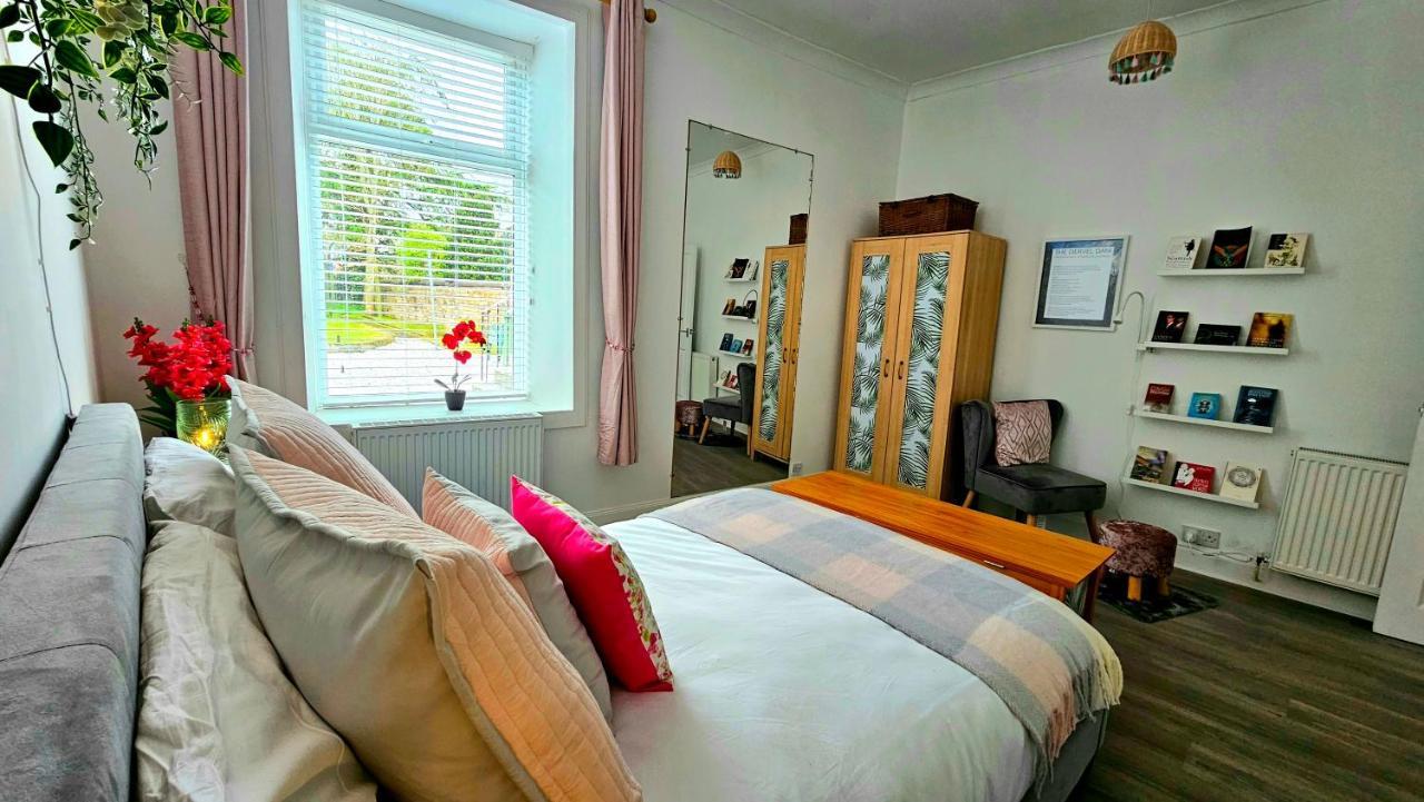 The Ferns - Shared Garden Apartment With Parking Darvel Eksteriør bilde