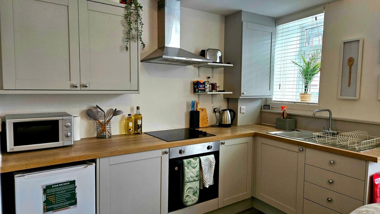 The Ferns - Shared Garden Apartment With Parking Darvel Eksteriør bilde