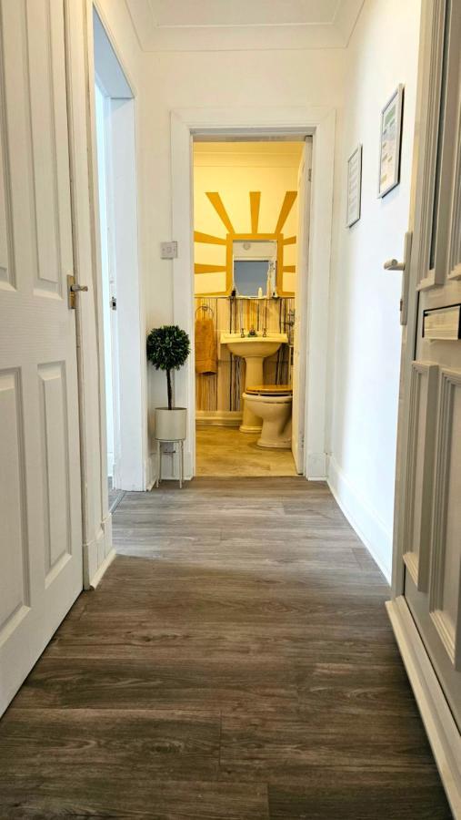 The Ferns - Shared Garden Apartment With Parking Darvel Eksteriør bilde