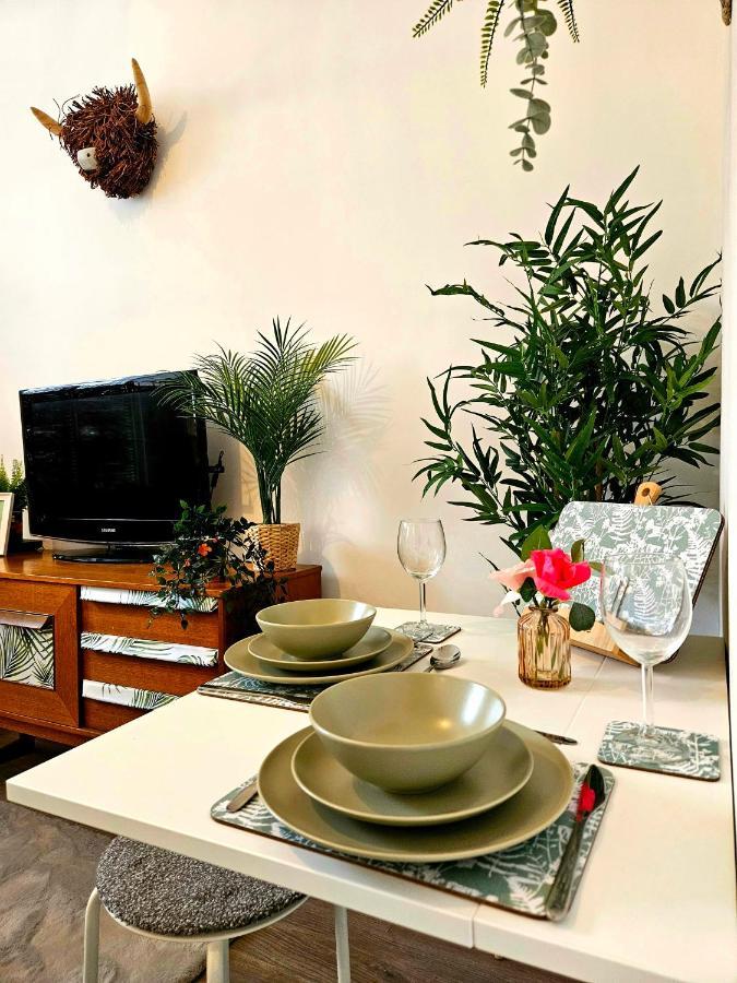 The Ferns - Shared Garden Apartment With Parking Darvel Eksteriør bilde