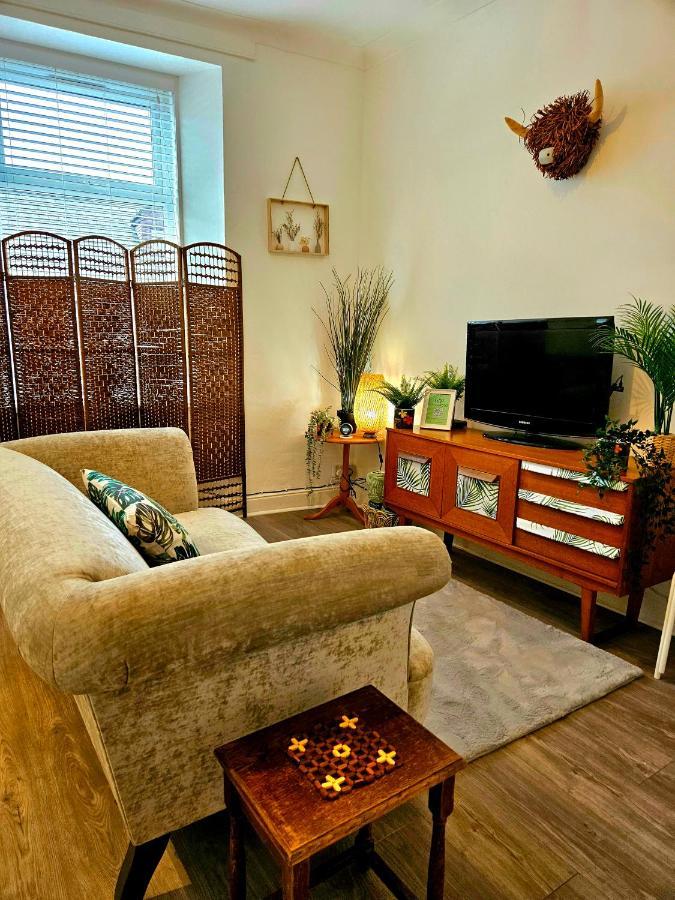 The Ferns - Shared Garden Apartment With Parking Darvel Eksteriør bilde