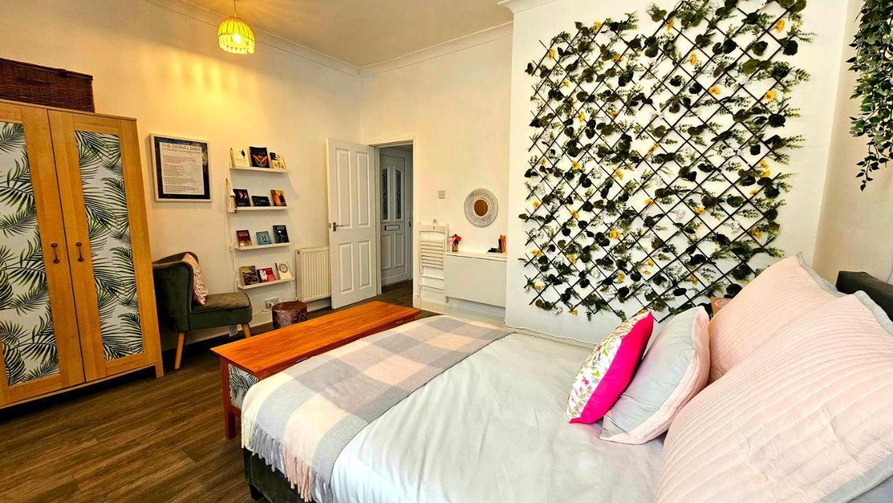 The Ferns - Shared Garden Apartment With Parking Darvel Eksteriør bilde