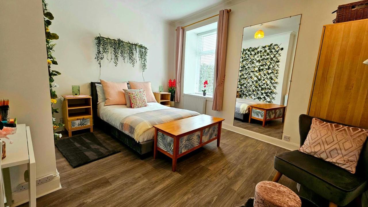 The Ferns - Shared Garden Apartment With Parking Darvel Eksteriør bilde