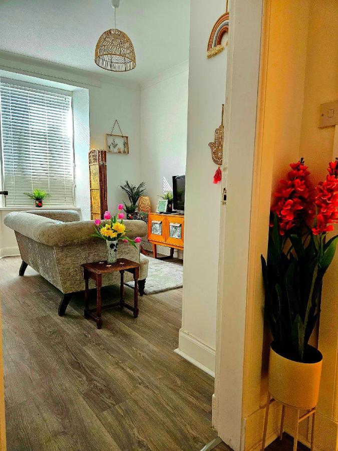 The Ferns - Shared Garden Apartment With Parking Darvel Eksteriør bilde
